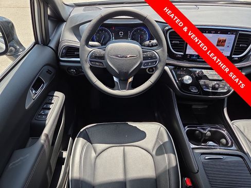 Used 2026 Chrysler Pacifica Limited FWD image 13