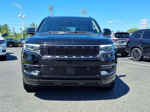 Used 2022 Jeep Wagoneer Series III w/ Premium Group I AWD/4WD image 2