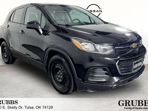 Used 2018 Chevrolet Trax LS FWD image 1