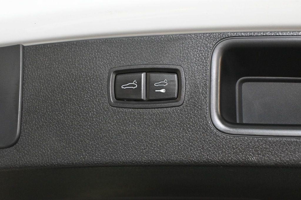 Used 2018 Porsche Macan AWD/4WD image 21