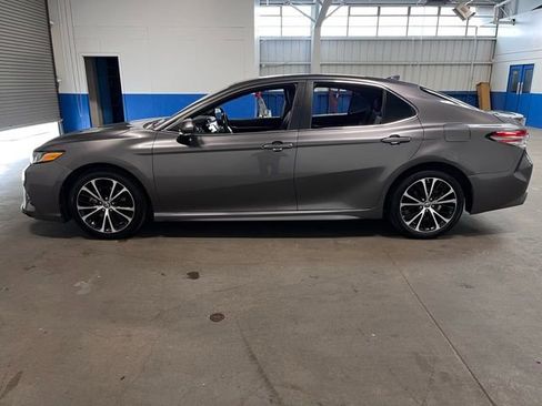 Used 2019 Toyota Camry SE w/ Convenience Package FWD image 6
