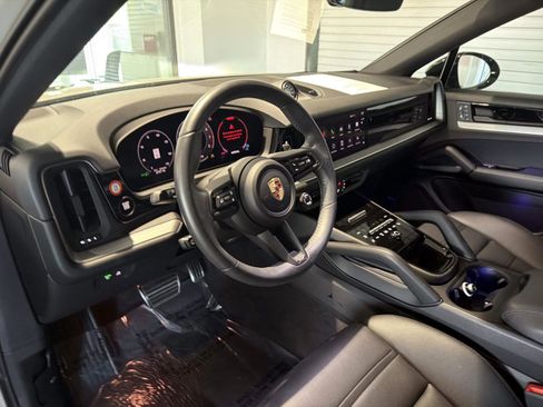 Certified 2025 Porsche Cayenne Coupe AWD/4WD image 4