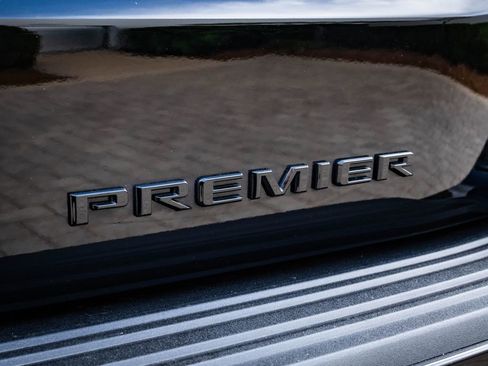Used 2025 Chevrolet Tahoe Premier AWD/4WD image 18