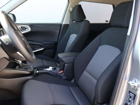 Used 2025 Kia Soul LX image 9