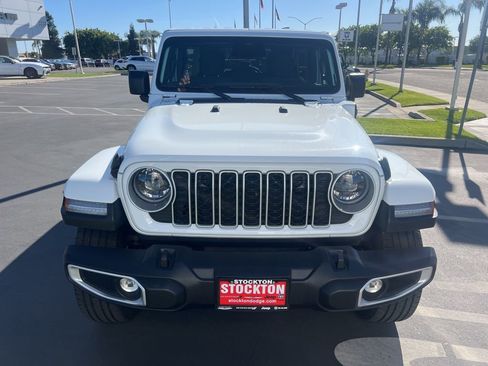 Used 2025 Jeep Wrangler Unlimited Sahara AWD/4WD image 7