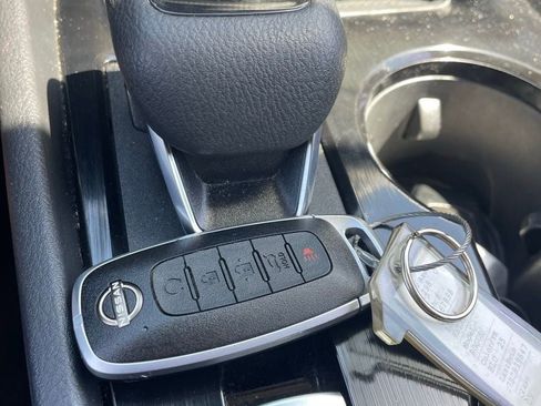 Used 2025 Nissan Rogue SV image 14