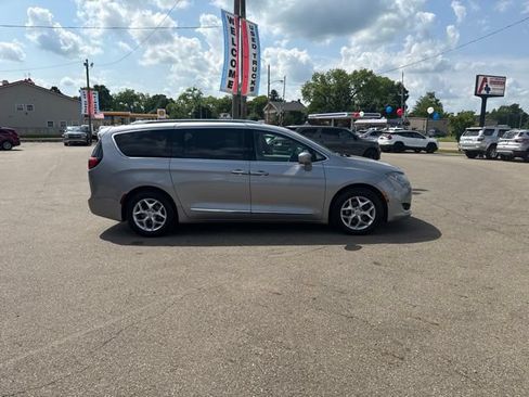 Used 2018 Chrysler Pacifica Touring-L w/ Advanced Safetytec Group FWD image 2