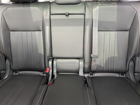 Used 2024 Volkswagen Tiguan SE w/ Panoramic Sunroof Package AWD/4WD image 13