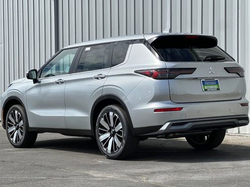 New 2026 Mitsubishi Outlander SE image 7