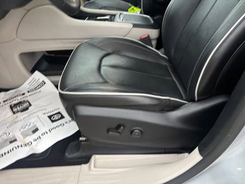 Used 2023 Chrysler Pacifica Limited image 22