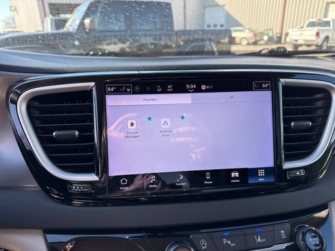 Used 2023 Chrysler Pacifica Touring-L FWD image 24
