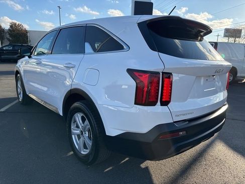 Used 2023 Kia Sorento LX image 5