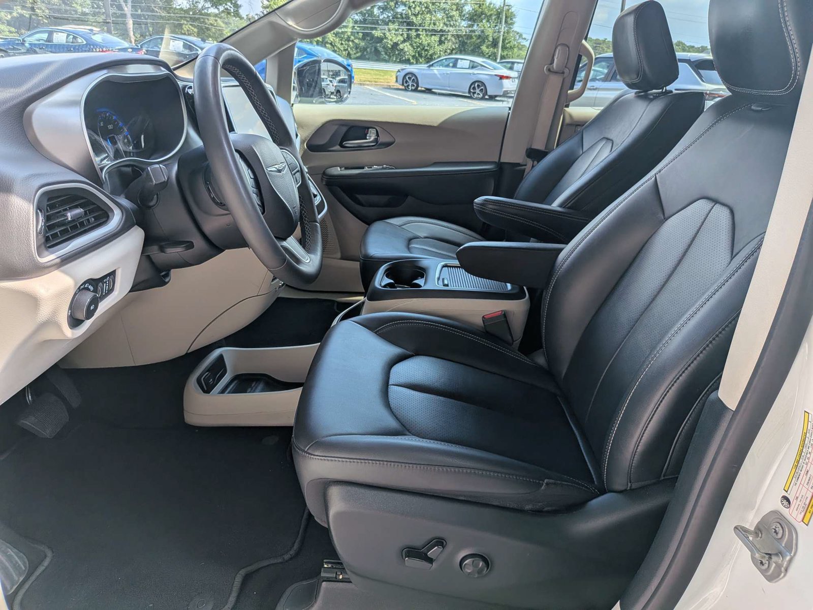 Used 2024 Chrysler Pacifica Touring-L FWD image 20