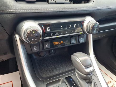 Used 2022 Toyota RAV4 XLE Premium image 19