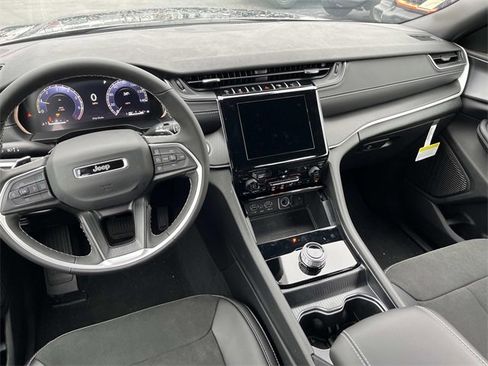 New 2025 Jeep Grand Cherokee L Altitude image 13