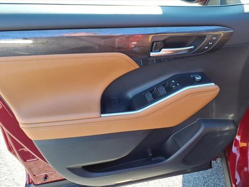 New 2026 Toyota Highlander Platinum image 9