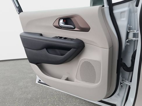 Used 2023 Chrysler Voyager LX image 28
