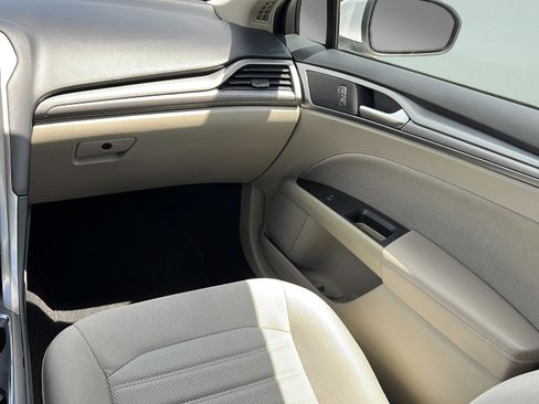 Used 2019 Ford Fusion SE FWD image 15