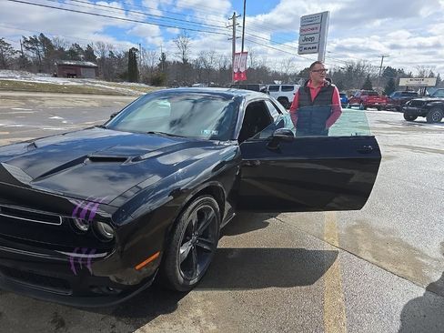 Used 2016 Dodge Challenger R/T image 1