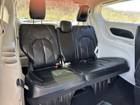 Used 2024 Chrysler Pacifica Touring-L FWD image 27