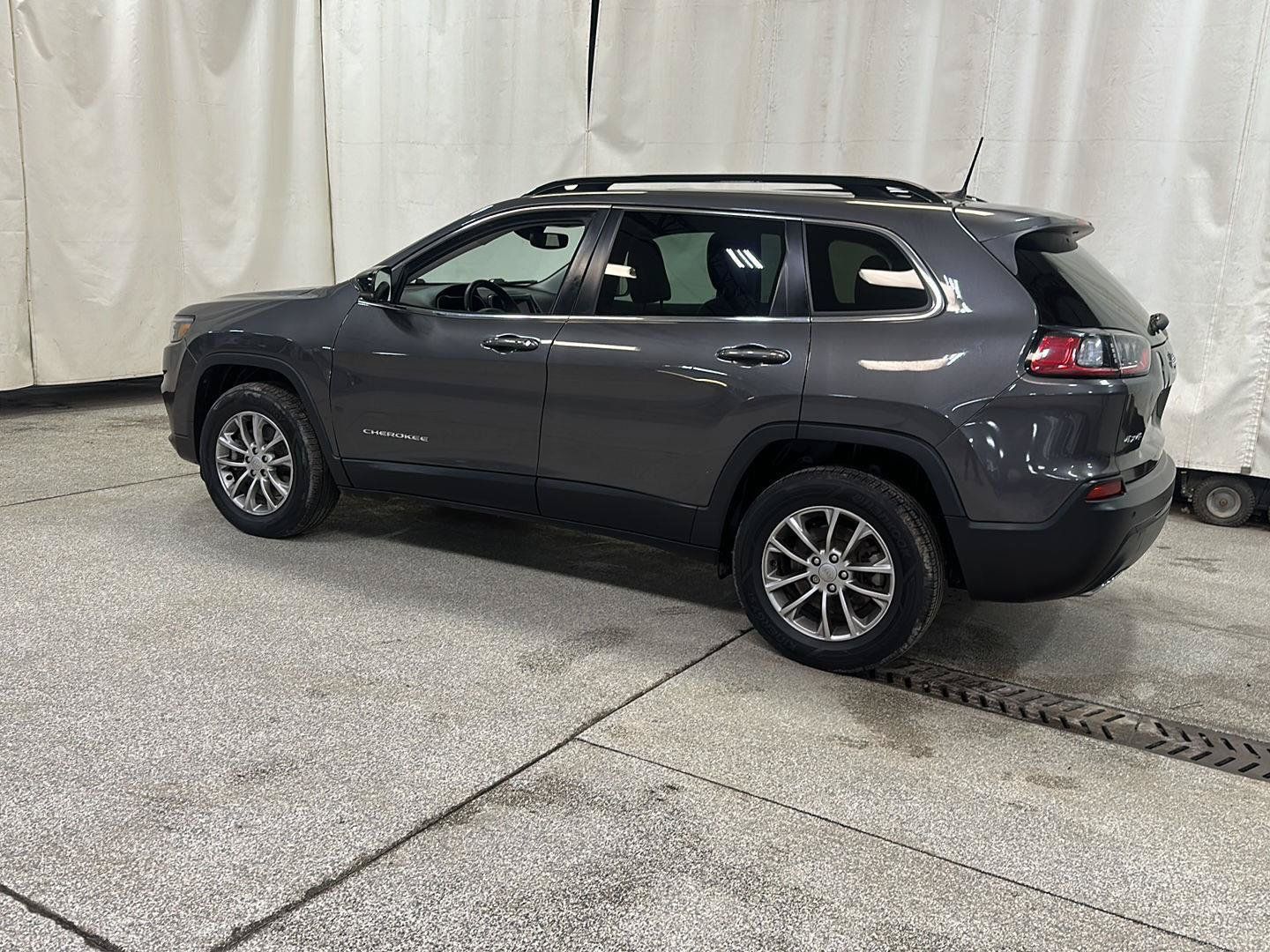 Used 2022 Jeep Cherokee Latitude Lux w/ Sun & Sound Group AWD/4WD image 4