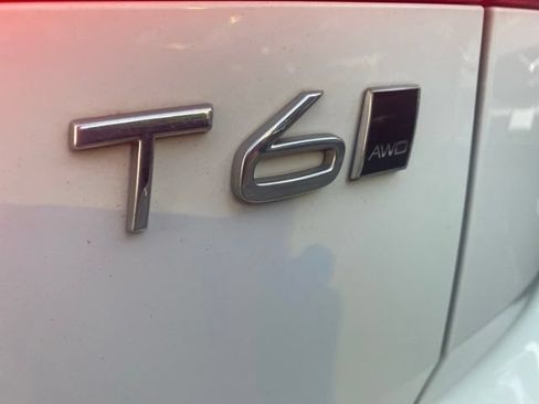 Used 2019 Volvo XC60 T6 Momentum w/ Multimedia Package AWD/4WD image 9