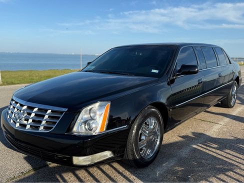 Used 2008 Cadillac DTS w/ Sun And Sound Package FWD image 1