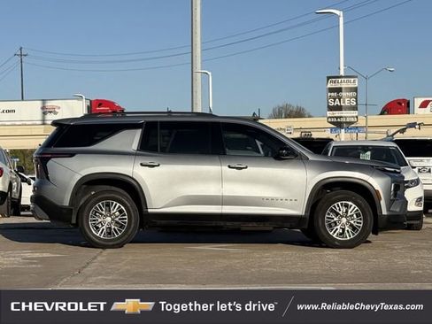 Certified 2025 Chevrolet Traverse LT w/ Driver Confidence Package image 6