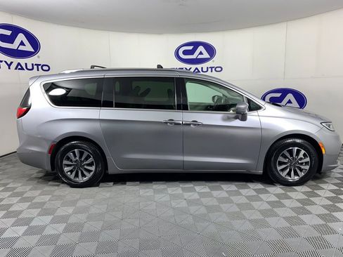 Used 2021 Chrysler Pacifica Touring-L FWD image 2