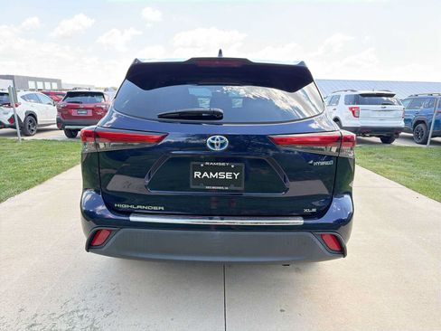 Used 2021 Toyota Highlander XLE AWD/4WD image 5