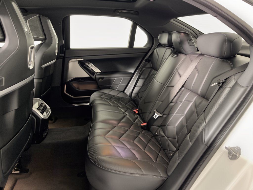 Certified 2023 BMW 760i xDrive AWD/4WD image 25