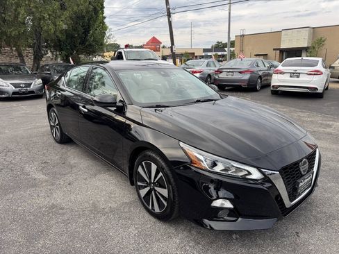 Used 2020 Nissan Altima 2.5 SV FWD image 2