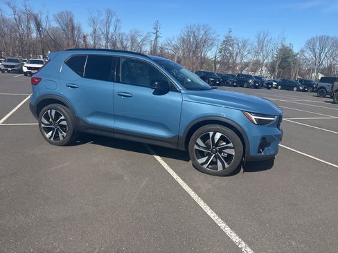 Used 2025 Volvo XC40 B5 Ultra w/ Climate Package image 9