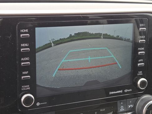 Used 2022 Toyota Highlander LE AWD/4WD image 6