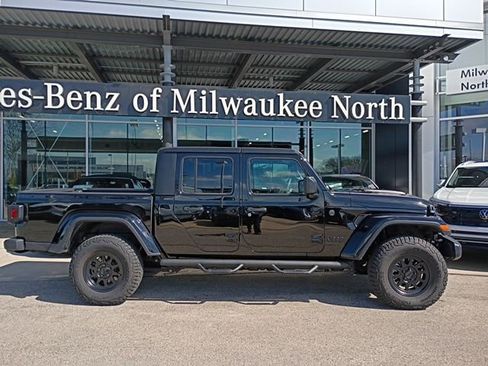 Used 2025 Jeep Gladiator Sport image 2