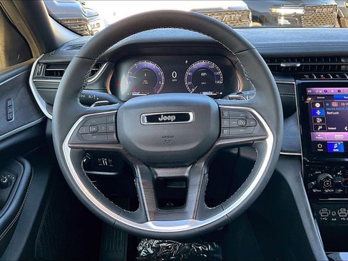 Used 2025 Jeep Grand Cherokee Limited image 5