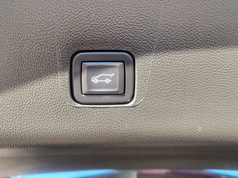 Used 2023 Chevrolet Traverse High Country FWD image 14