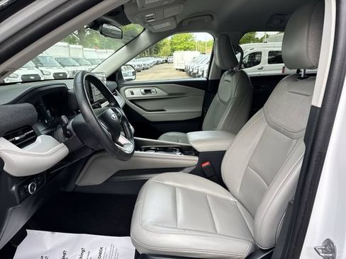 Used 2025 Ford Explorer Active w/ Active Comfort Package RWD image 21