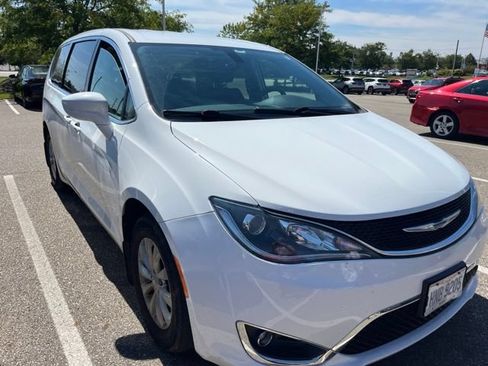 Used 2018 Chrysler Pacifica Touring Plus FWD image 7