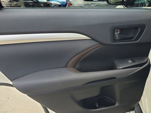 Used 2019 Toyota Highlander LE FWD image 14