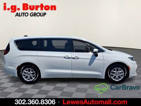 Used 2023 Chrysler Pacifica Touring-L FWD image 7