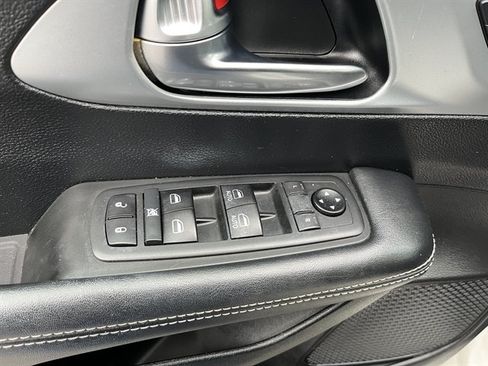 Used 2020 Chrysler Pacifica Touring-L w/ Advanced Safetytec Group FWD image 18