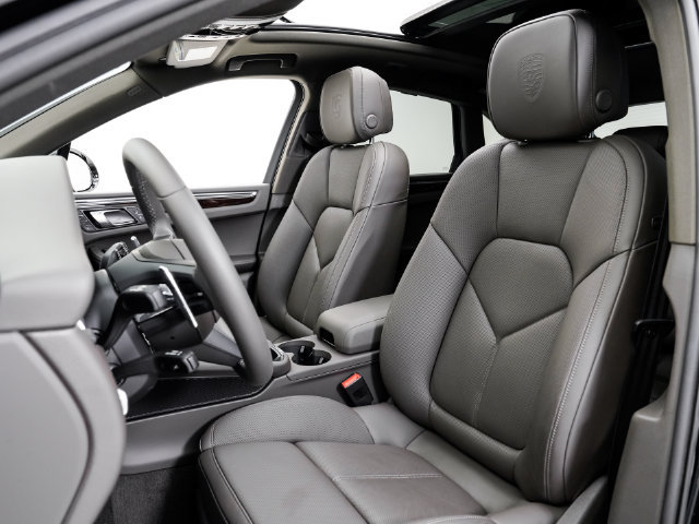 Certified 2026 Porsche Macan AWD/4WD image 5