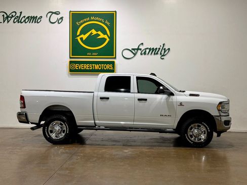 Used 2022 RAM 2500 Tradesman w/ Chrome Appearance Group AWD/4WD image 9