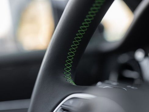 Used 2025 Bentley Bentayga image 45