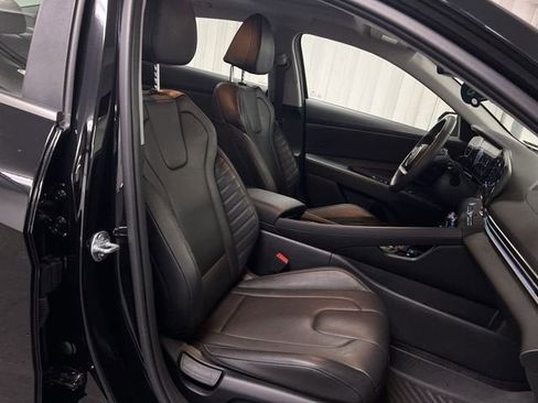 Used 2025 Hyundai Elantra Limited image 28