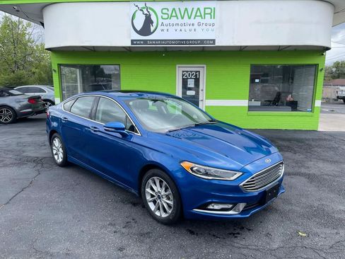 Used 2017 Ford Fusion SE w/ Fusion SE Technology Package FWD image 1
