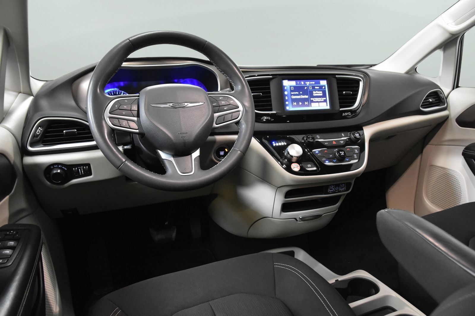 Used 2023 Chrysler Voyager LX FWD image 25