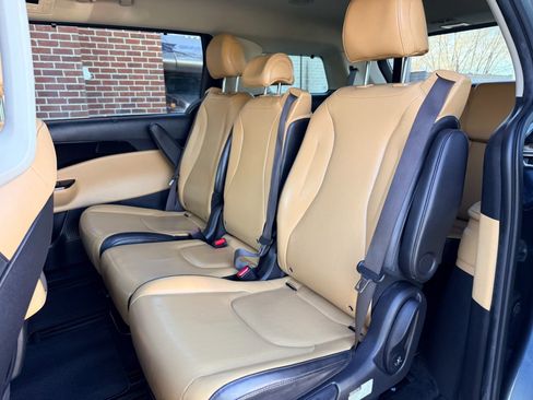 Used 2022 Kia Carnival EX image 24