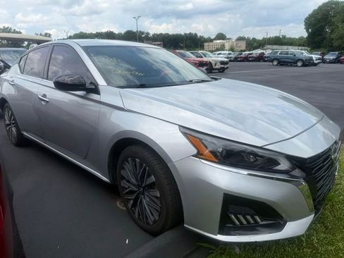 Used 2024 Nissan Altima 2.5 SV FWD image 3
